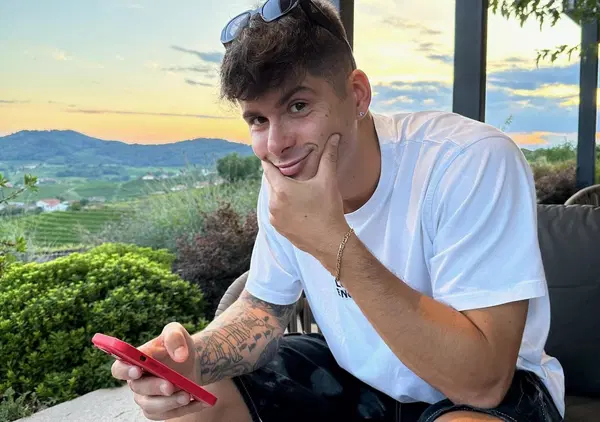 Ale Della Giusta e i nuovi video su YouTube: "Ci sar&agrave; una cosa fighissima per quelli che hanno visto Narcos". Poi il profeta con novanta mogli e l'italiano arrestato a Panama. E sulle Iene, Pechino Express e il cibo...