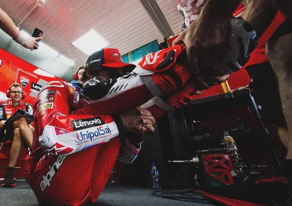 [VIDEO] Ok lo spettacolare salvataggio di Marc Marquez, ma la manovra da matto vero a Mandalika l&rsquo;ha fatta Enea Bastianini