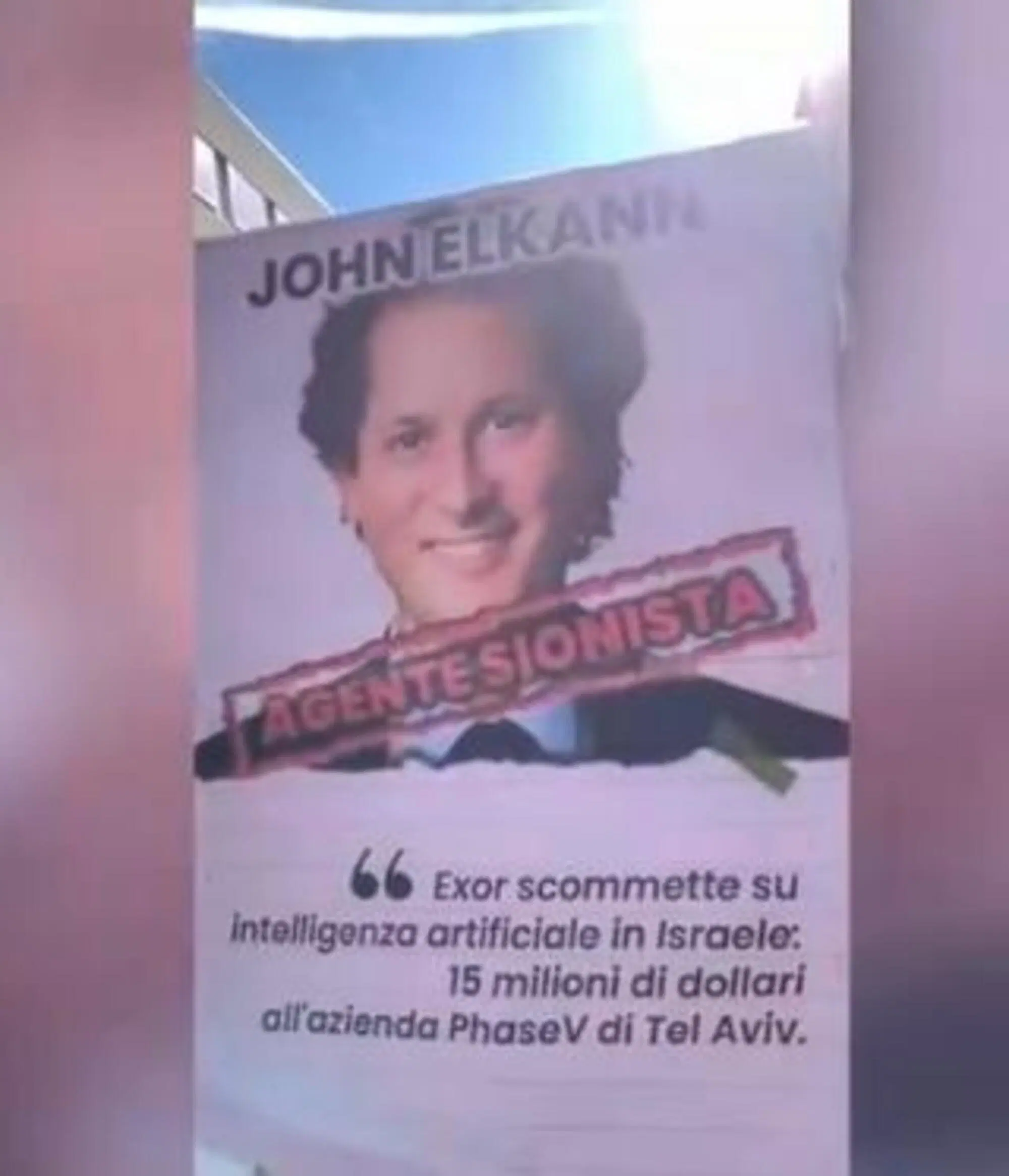 Il cartello contro John Elkann "sionista"