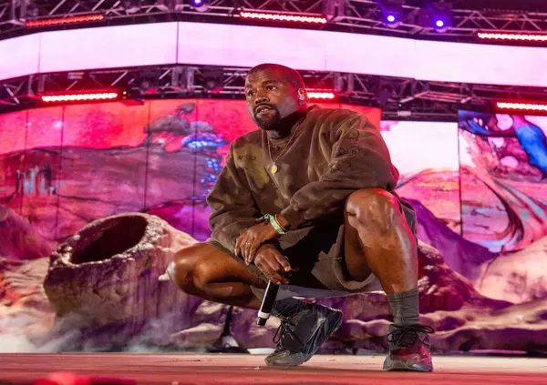 Kanye West e Bianca Censori in Cina, ma perch&eacute; Ye punta sul Dragone? L'annuncio del nuovo album Bully, il concerto di Ye e il brano inedito: ecco il piano di Pechino (e del rapper)