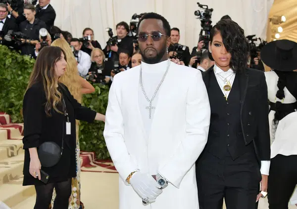 P Diddy, oltre alle accuse di traffico sessuale ed estorsione cosa c&rsquo;entrano Tupac Shakur, Notorius B.I.G, Charles Manson, Eminem e il suprematismo bianco e nero? E lo spettro per Trump e Harris di una guerra civile, altro che White Party&hellip;