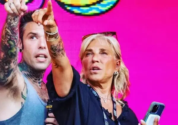 Fedez, dal centro per bambini oncologici all&rsquo;arresto del bodyguard ultr&aacute; del Milan. L&rsquo;ironia di Selvaggia Lucarelli e il dissing con la madre del rapper Annamaria Berrinzaghi: &ldquo;Le insegno io come fare beneficienza senza fotografi&rdquo;