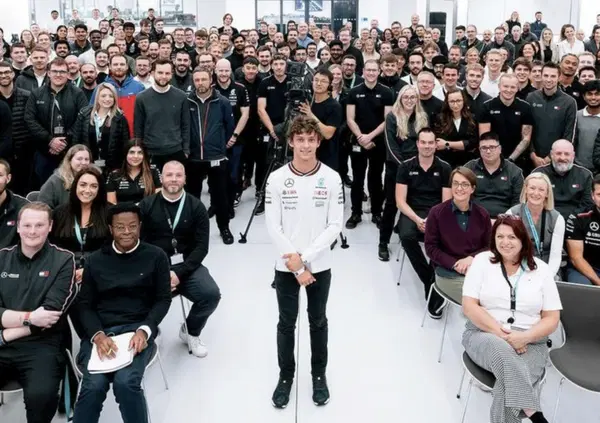 [VIDEO] Kimi Antonelli e la visita alla sua nuova "casa": ecco il suo primo giorno in Mercedes