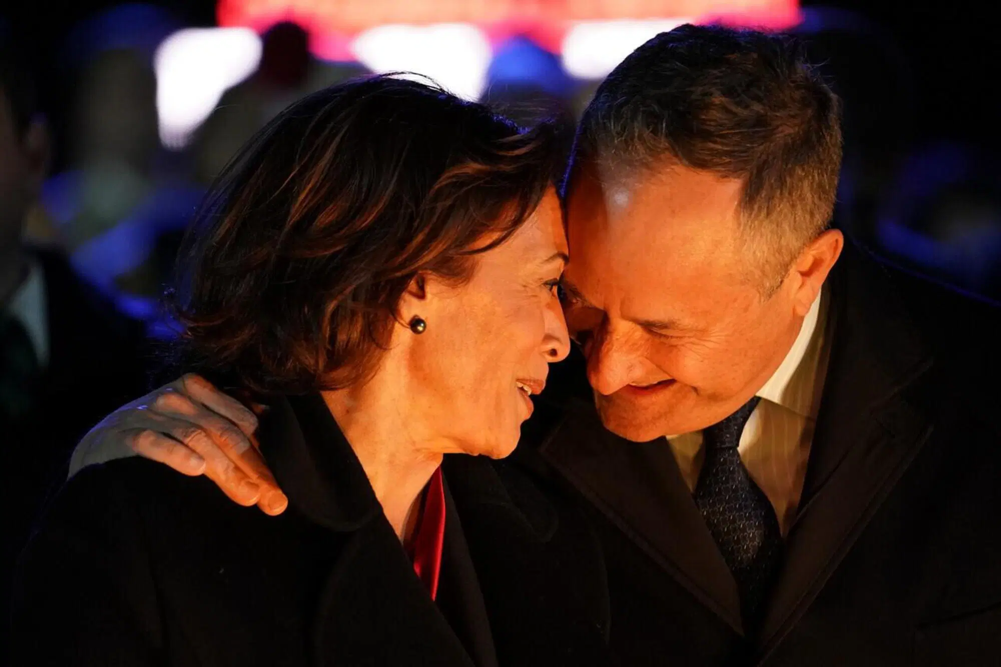 Doug Emhoff &egrave; stato spesso dipinto come "l'anti-Trump" e il "marito onorevole" di Kamala Harris, esempio di una diversa mascolinit&agrave; (non tossica). Ora &egrave; accusato di aver picchiato un'ex fidanzata, dopo aver gi&agrave; tradito con la tata (forse rimasta inci