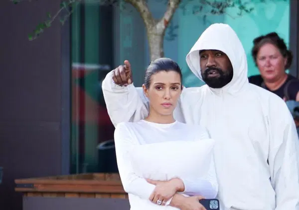 Ma dov&rsquo;&egrave; finita Bianca Censori? Perch&eacute; Kanye West viene fotografato da solo da settimane? Scoppia il caso in Asia: crisi o c'&egrave; un'altra spiegazione?