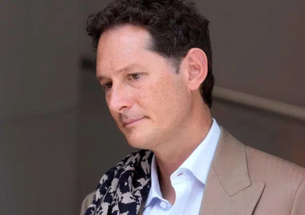 John Elkann, cosa c&rsquo;&egrave; dietro il passo indietro da Gedi (e dall'editoria) dopo il caso La Repubblica e la crisi dell'ex Fiat e del settore auto?