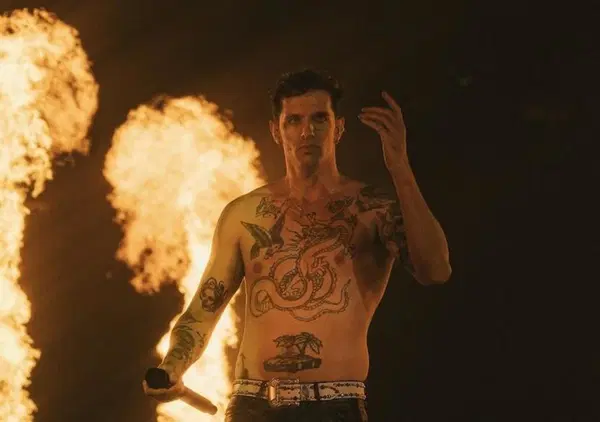 Siamo stati al concerto di Achille Lauro al Forum di Milano, dove annuncia il nuovo album Ragazzi madre - l&rsquo;Iliade, la Fondazione e fa ascoltare i brani inediti. Ma come sono?