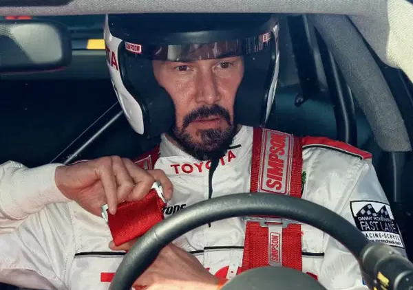 Paura per Keanu Reeves: l&rsquo;attore finisce fuori pista nel suo debutto alla Toyota Gr Cup all'Indianapolis Motor Speedway. Ecco cos&rsquo;&egrave; successo [VIDEO] 
