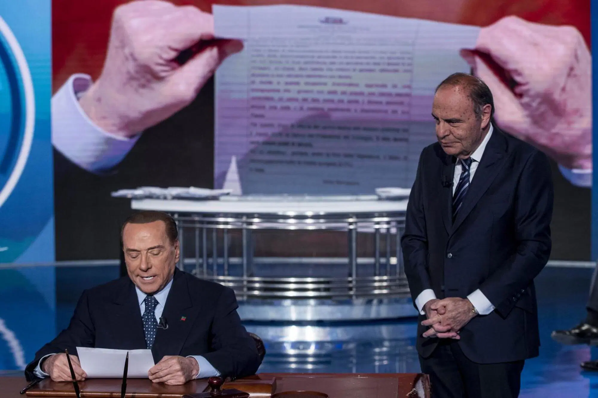 Bruno Vespa lascier&agrave; la Rai? "Neanche una parola sui 30 anni di Porta a Porta". Scrive a Dagospia indignato, ma si avvera la profezia "secondo cui avrei chiuso la mia carriera a Mediaset"? Ecco le offerte di Silvio e Pier Silvio Berlusconi...