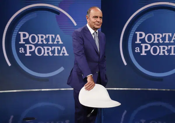 Bruno Vespa lascer&agrave; la Rai? "Neanche una parola sui 30 anni di Porta a Porta". Scrive a Dagospia indignato, ma si avvera la profezia "secondo cui avrei chiuso la mia carriera a Mediaset"? Ecco le offerte di Silvio e Pier Silvio Berlusconi...