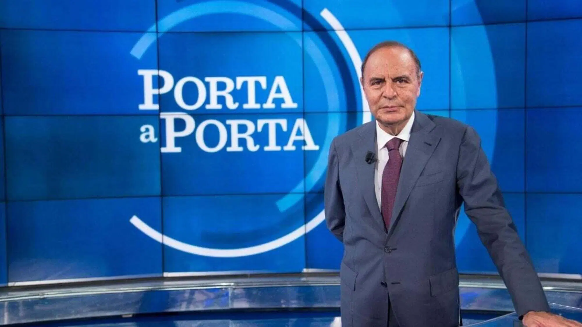 Bruno Vespa lascier&agrave; la Rai? "Neanche una parola sui 30 anni di Porta a Porta". Scrive a Dagospia indignato, ma si avvera la profezia "secondo cui avrei chiuso la mia carriera a Mediaset"? Ecco le offerte di Silvio e Pier Silvio Berlusconi...