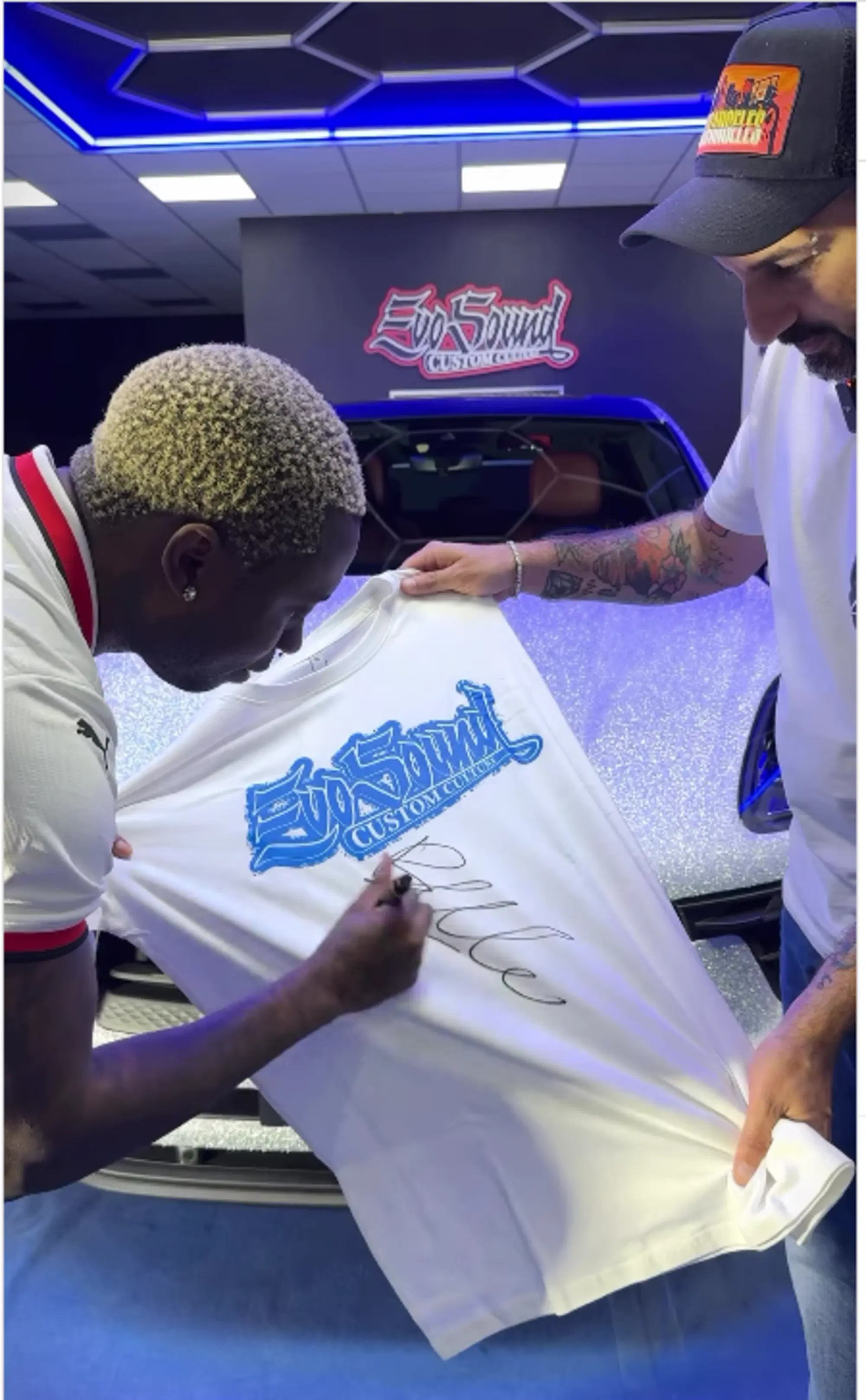 Ma l'avete vista la nuova Porsche Macan di Bello Figo effetto Swarovski? Ecco quanto costa e come &egrave; stata realizzata...