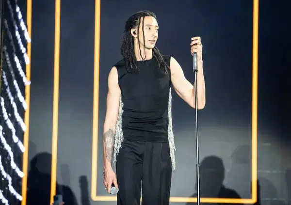 Ghali invita i giovani a "Niente panico" per la mancanza di futuro (Vanity Fair se n&rsquo;&egrave; accorta?). E sul "plagio" a Dario Pruonto&hellip; 