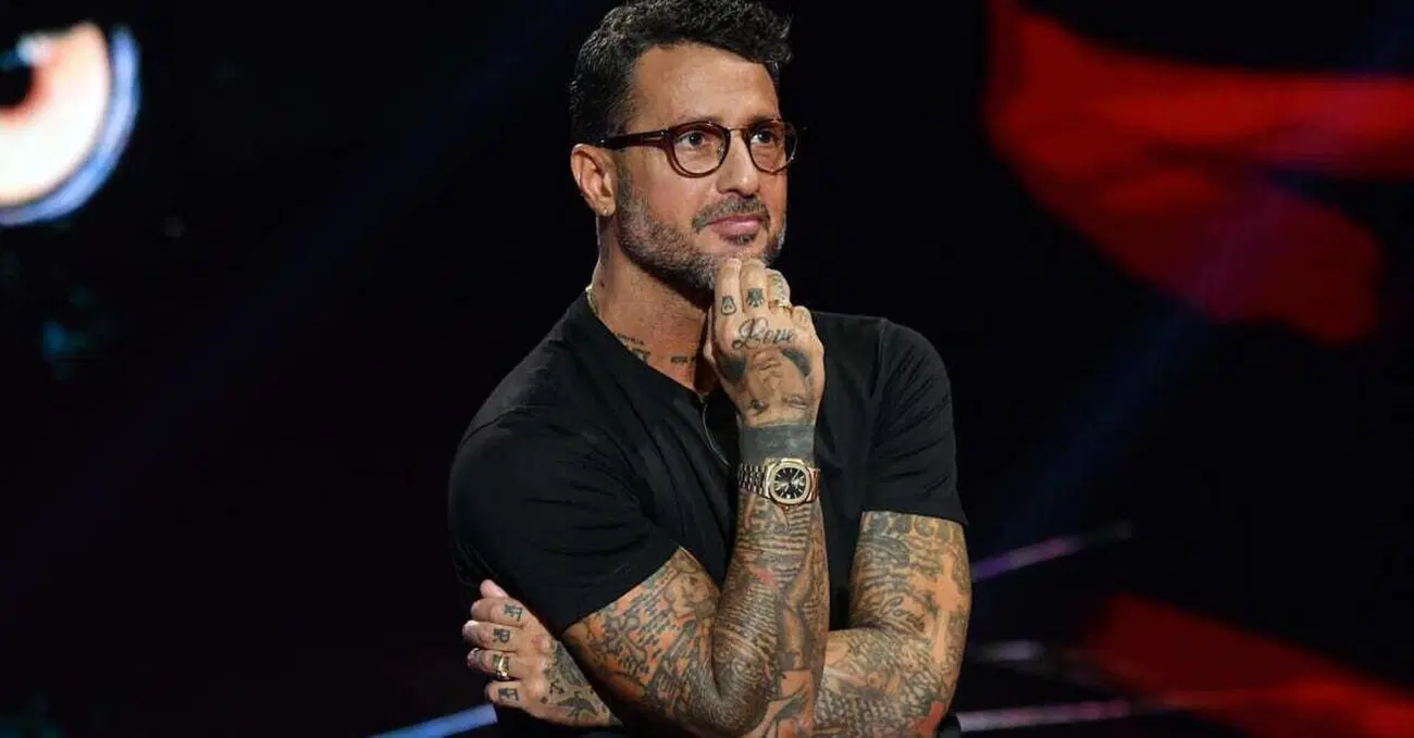 La bomba di Fabrizio Corona: Theo Hernandez? "Ha colpito con un pugno una donna&rdquo;. Nel video il calciatore del Milan era &ldquo;ubriaco&rdquo;. E annuncia il nuovo libro contro Francesco Totti e Ilary Blasi&hellip;