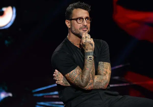 La bomba di Fabrizio Corona: Theo Hernandez? "Ha colpito con un pugno una donna&rdquo;. Nel video il calciatore del Milan era &ldquo;ubriaco&rdquo;. E annuncia il nuovo libro contro Francesco Totti e Ilary Blasi&hellip;