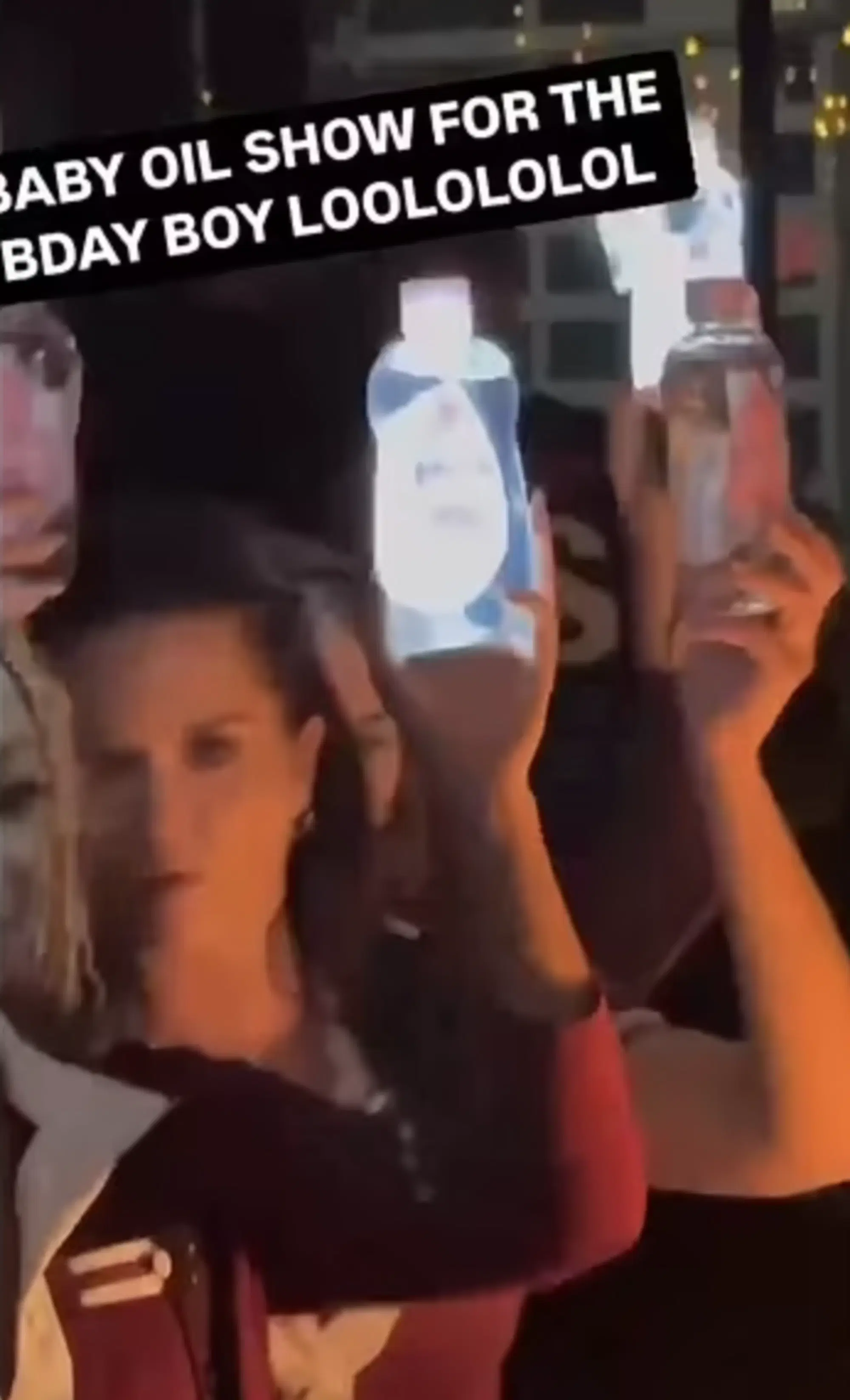 Alla festa, i camerieri hanno portato bottiglie di olio per bambini con luci lampeggianti all'interno (Daily Mail)