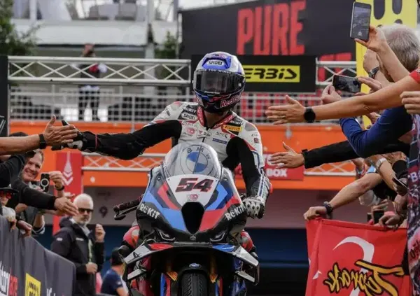 Tutto sul sabato di SBK all'Estoril: Toprak che viene visitato dal medico, le caduta di Petrucci e quella carenata di Rea a Bulega...