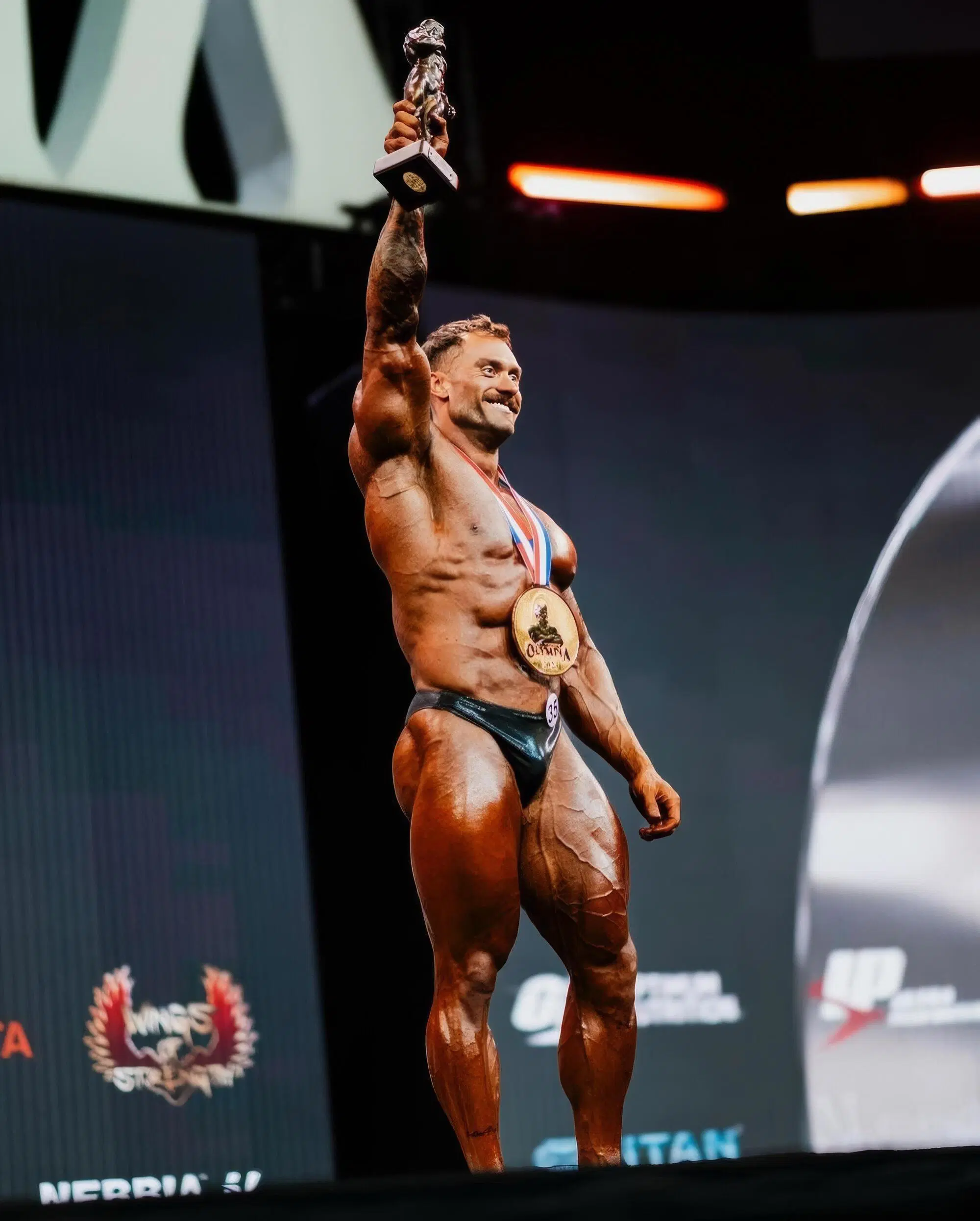 Chris Bumstead con il sesto trofeo consecutivo all'Olympia Classic Physique