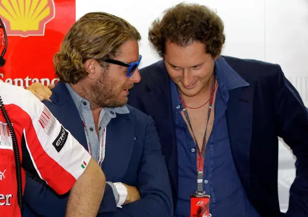 Lapo Elkann, ma cos'&egrave; la storia dei soli 1.200 euro sul conto in banca? Intanto anche lui e John spiati (con gli occhiali?) dal bancario di Intesa Sanpaolo Coviello