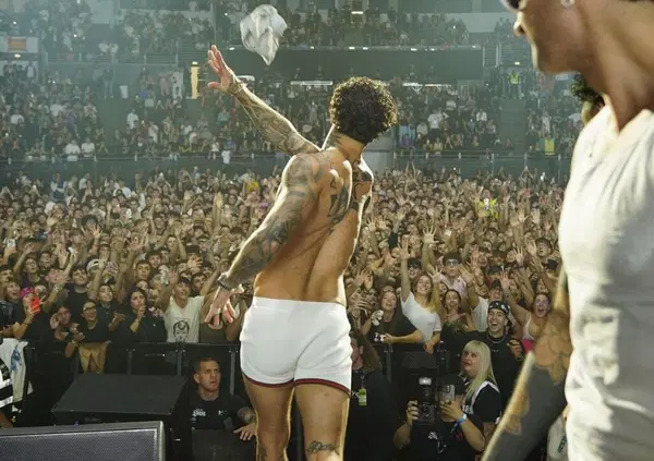 Siamo stati al concerto di Tony Effe al Forum di Assago, tra vestiti lanciati al pubblico (brandizzati), "scuse a Dio" e Giulia De Lellis in prima fila. &Egrave; lei la fidanzata?  