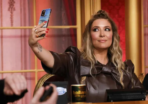 L'avete visto il dissing tra Lazza e Selvaggia Lucarelli? Lui le fa il dito medio al concerto di Tony Effe, lei risponde con l'inchiesta sugli ultras e Fedez. Ma anche Aldo Vitali (Tv Sorrisi e Canzoni) critica la giurata di Ballando con le stelle... 