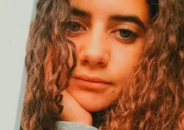 Omicidio Parma, Chiara Petrolini andr&agrave; in carcere? La 22enne accusata di aver sepolto i figli neonati in giardino a Traversetolo non si presenta all&rsquo;udienza. L'avvocato: &ldquo;Giusti i domiciliari, perch&eacute;&hellip;&rdquo;
