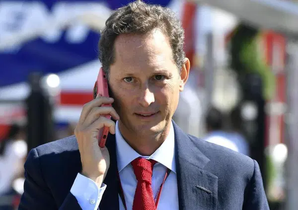 John Elkann si autocelebra sul Sole 24 Ore per i 50 anni del Gruppo dirigenti Fiat: &ldquo;Davanti sfide difficili, ma grazie a tutti i nostri lavoratori&rdquo;. Anche quelli che rischiano di essere licenziati da Tavares? 