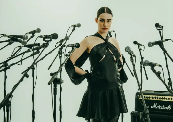Siamo stati al concerto di Clara ai Magazzini Generali di Milano e capito due cose: che &egrave; la nostra cantautrice &ldquo;brat&rdquo; (come Charli XCX) e perch&eacute; non &egrave; considerata dal Premio Tenco (che preferisce Tedua)