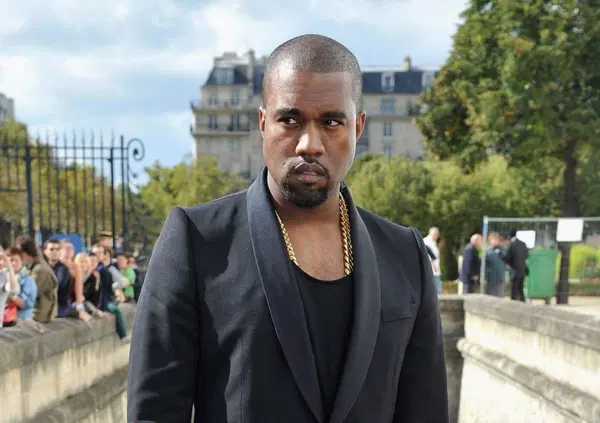 Il Kanye West con Bianca Censori e nei guai assieme a Diddy &egrave; un clone? Nel frattempo Ye fa anche musica: ecco &ldquo;Beauty and the Beast&rdquo;, canzone che anticipa l'album Bully [VIDEO]