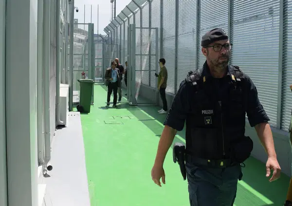 Hotspot in Albania, per Giorgia Meloni sta "facendo proseliti in Europa". Ma se nessuno ha aderito... Chi pagher&agrave; 250mila euro per il trasferimento dei migranti?