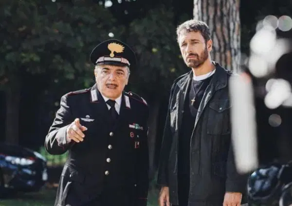 Don Matteo &egrave; morto (grazie a Raoul Bova), ma il maresciallo Cecchini &egrave; vivo: per fortuna c'&egrave; Frassica...