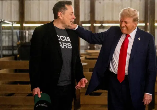 &Egrave; un caso che le Tesla invendute in America sono negli stati in cui pu&ograve; vincere Donald Trump alle elezioni? Ecco come le auto elettriche possono diventare "le macchine della nazione a stelle e strisce"