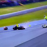 La brutale caduta di Marco Bezzecchi e Maverick Vinales nella Sprint d’Australia ci ha tolto il fiato [FOTO] 8