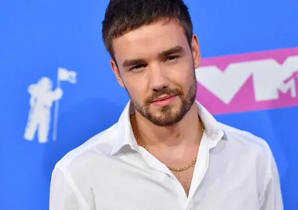 Morte di Liam Payne, ma cosa c'entra la ex di Lewis Hamilton? E la saponetta Dove? Intanto la polizia perquisisce l'hotel e...