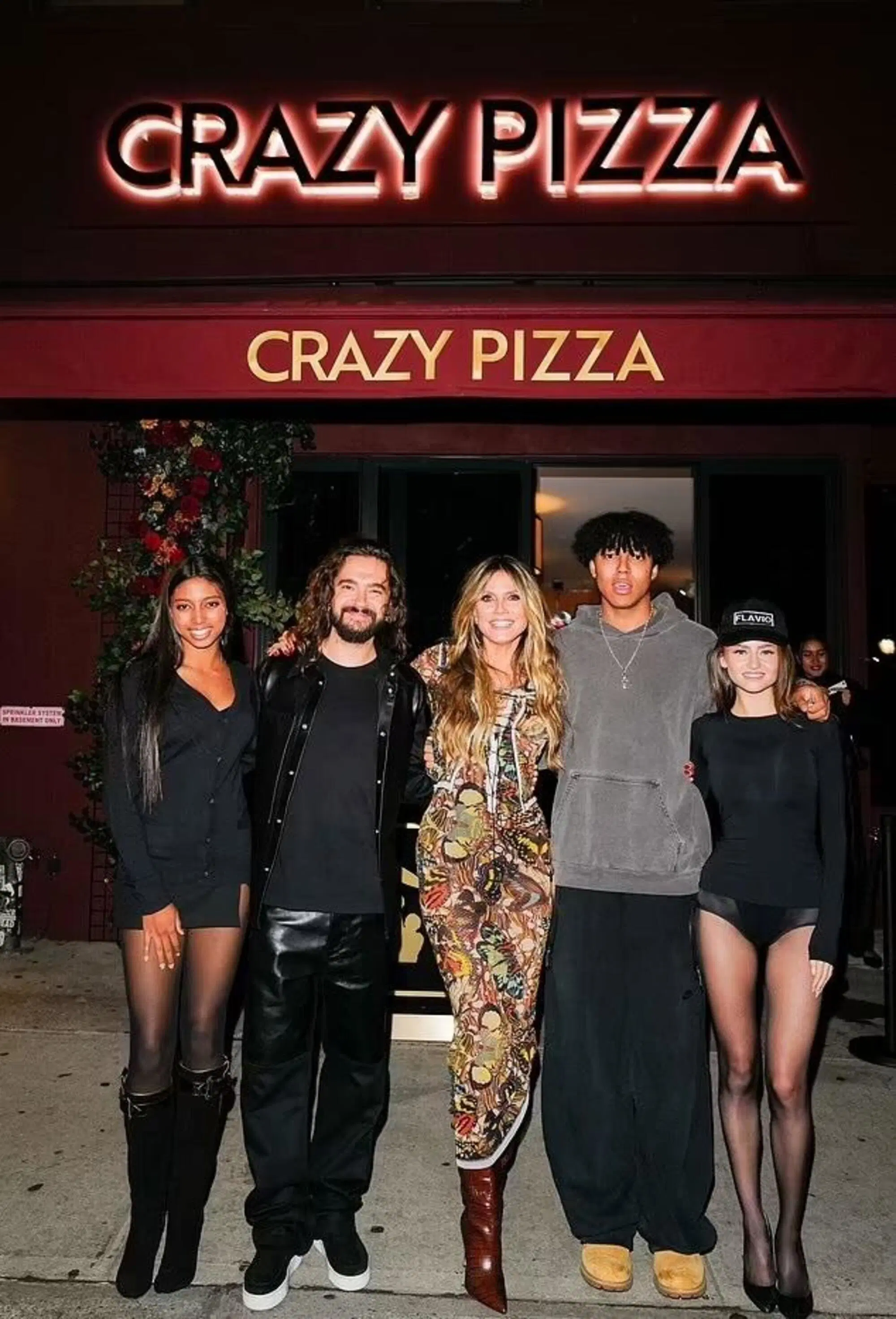 Leni Klum (a destra) all'inaugurazione del Crazy Pizza di New York