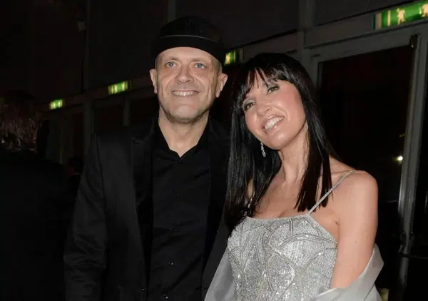 Perch&eacute; si sono divisi gli 883? Pezzali scarica Claudio Cecchetto (&ldquo;Max? Irriconoscente&rdquo;), la moglie Debora Pelamatti risponde sui &ldquo;contratti capestro&rdquo; e attacca Mauro Repetto. Ecco la faida dopo la serie Hanno ucciso l'Uomo Ragno su Sky e Now&hellip;