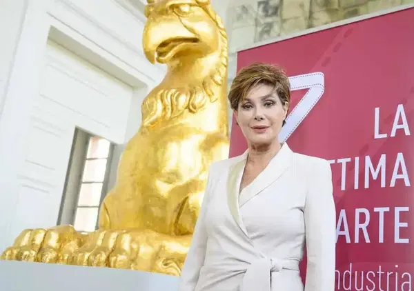 Chi &egrave; Edwige Fenech, ospite di Ballando con le stelle? Dal cinema sexy anni '80 agli amori glamour con Luca Cordero di Montezemolo, fino al valzer con Simone Iannuzzi sulle note di La Vie en rose...