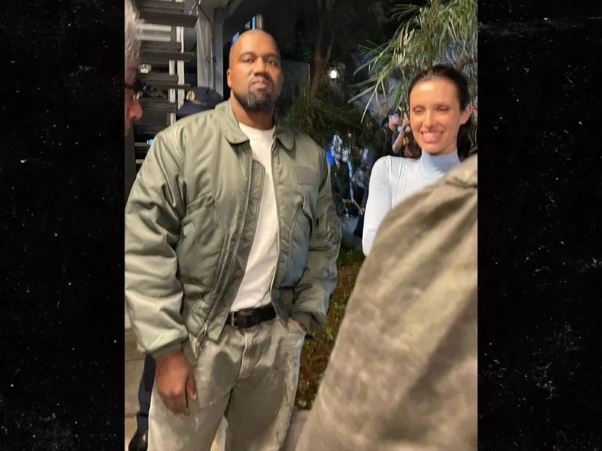 Bianca Censori con Kanye West in versione "coperta"