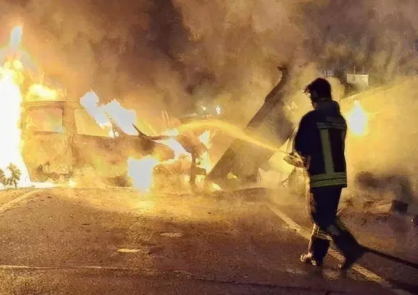 Auto rubate e incendiate per bloccare la strada e fucili d'assalto: maxi rapina al magazzino Dhl hub di Piacenza, tra furgoni che sfondano l&rsquo;ingresso e scene da film