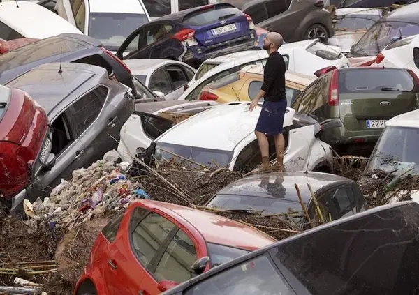 Valencia, perch&eacute; cos&igrave; tanti sono morti in auto durante l'alluvione? I parcheggi cimitero e l'orrore scoperto dei sub: &ldquo;Centomila veicoli coinvolti&rdquo;