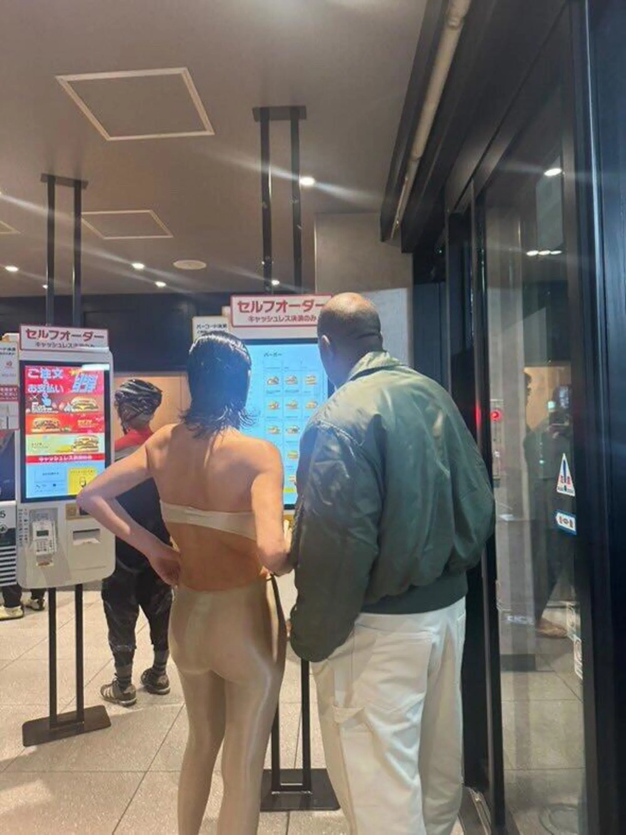 Bianca Censori con Kanye West in un McDonald's di Tokyo