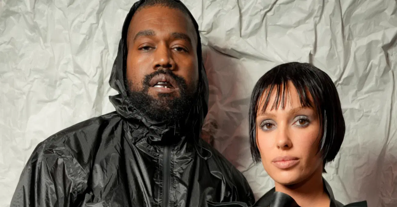 Bianca Censori con Kanye West non si smentisce mai: l'outfit &egrave; estremo anche per andare in un hotel di lusso a Tokyo. E Il divorzio? Un lontano ricordo, perch&eacute;&hellip;