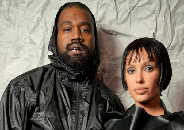 Bianca Censori con Kanye West non si smentisce mai: l'outfit &egrave; estremo anche per andare in un hotel di lusso a Tokyo. E Il divorzio? Un lontano ricordo, perch&eacute;&hellip;