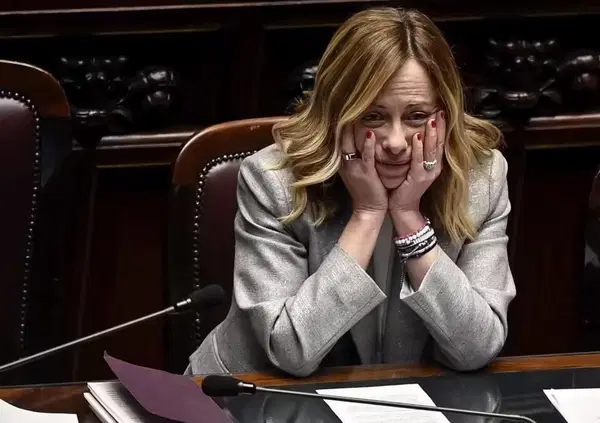 Giorgia Meloni e quella fastidiosa (democratica) influenza: "Lavoro perch&eacute; non ho particolari diritti sindacali". A questo punto, perch&eacute; non abolirli?
