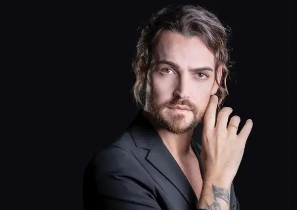 Valerio Scanu risponde alla De Filippi: "Maria, non sono un ingrato! Chi lo pensa dovrebbe cambiare spacciatore". E su Amici, Annalisa e il ritorno a Sanremo... 