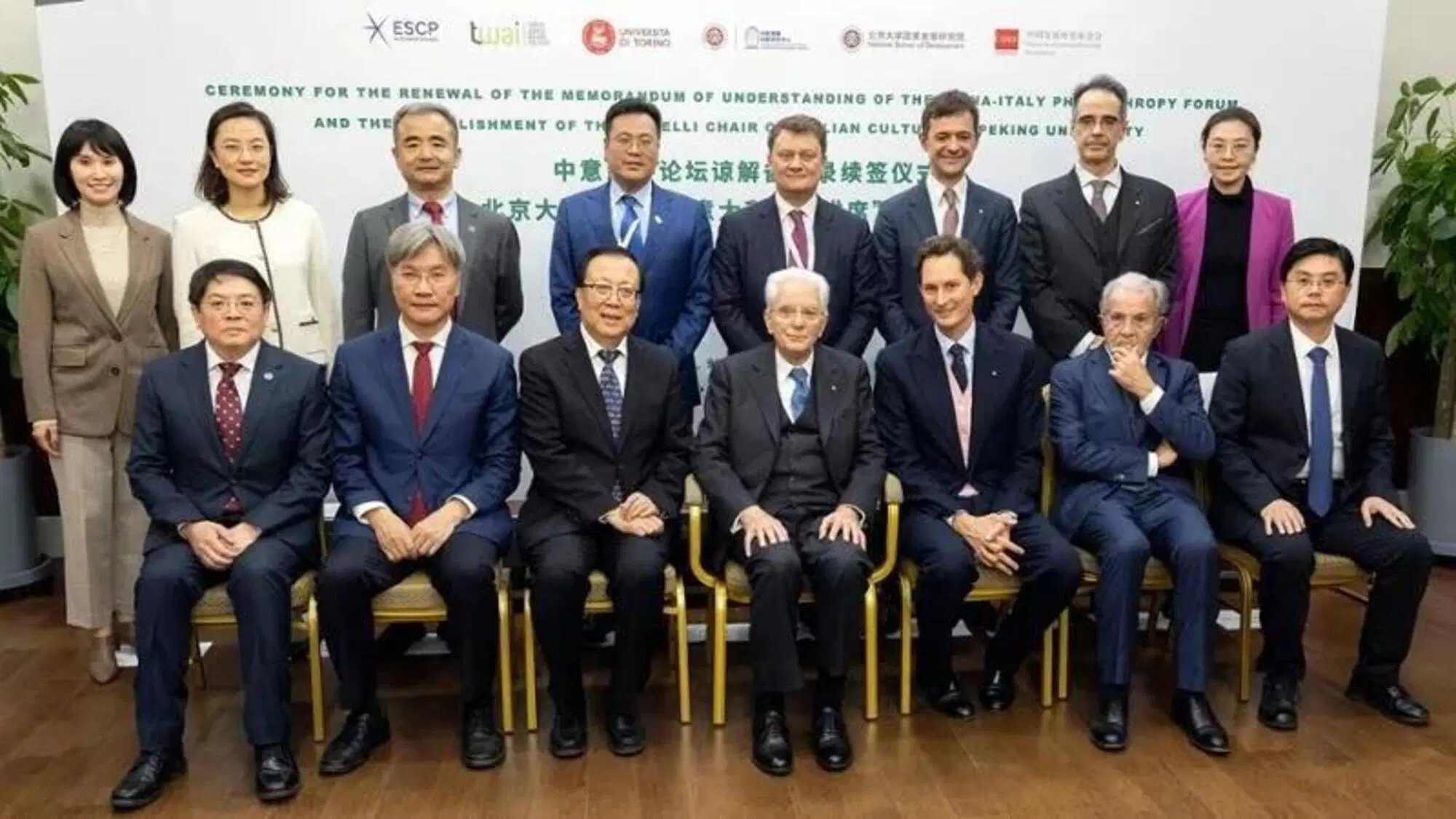 John Elkann con, tra gli altri, Mattarella e Prodi a Pechino