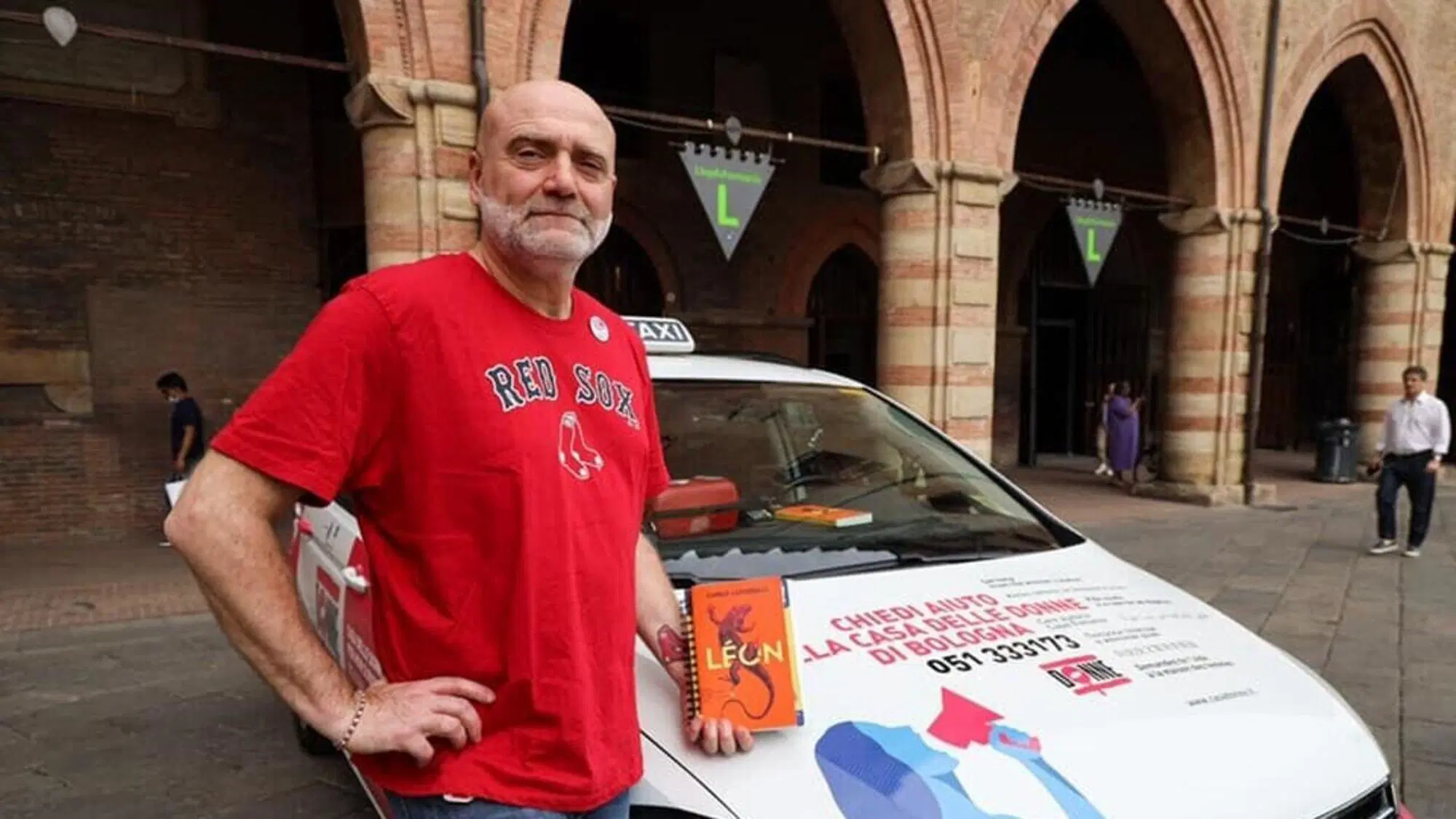 Roberto "Redsox" Mantovani &egrave; il tassista che da mesi ha scelto di pubblicare i suoi guadagni online e di condurre una battaglia contro lo strapotere dei tassisti a Bologna. Il problema? Lo stanno perseguitando (e ha ricevuto anche minacce)