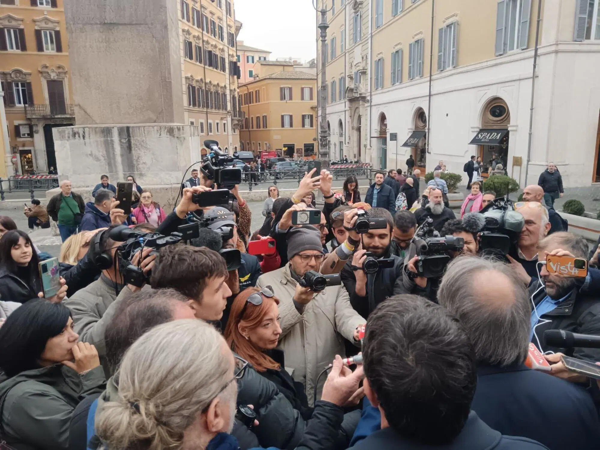 I giornalisti a caccia di "sonoro" per i Tg