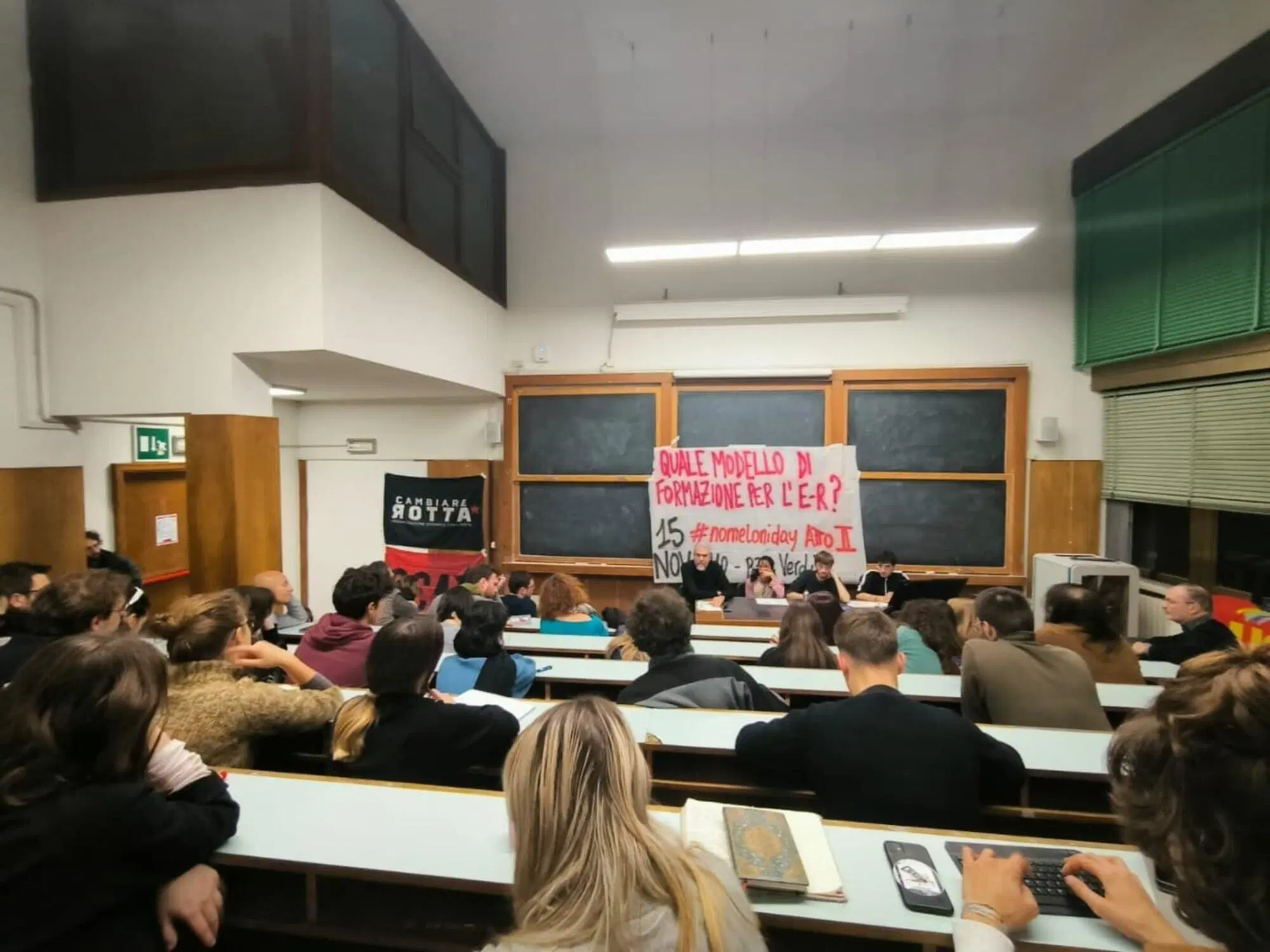 L'immagine postata dal collettivo Cambiare rotta dell'assemblea 