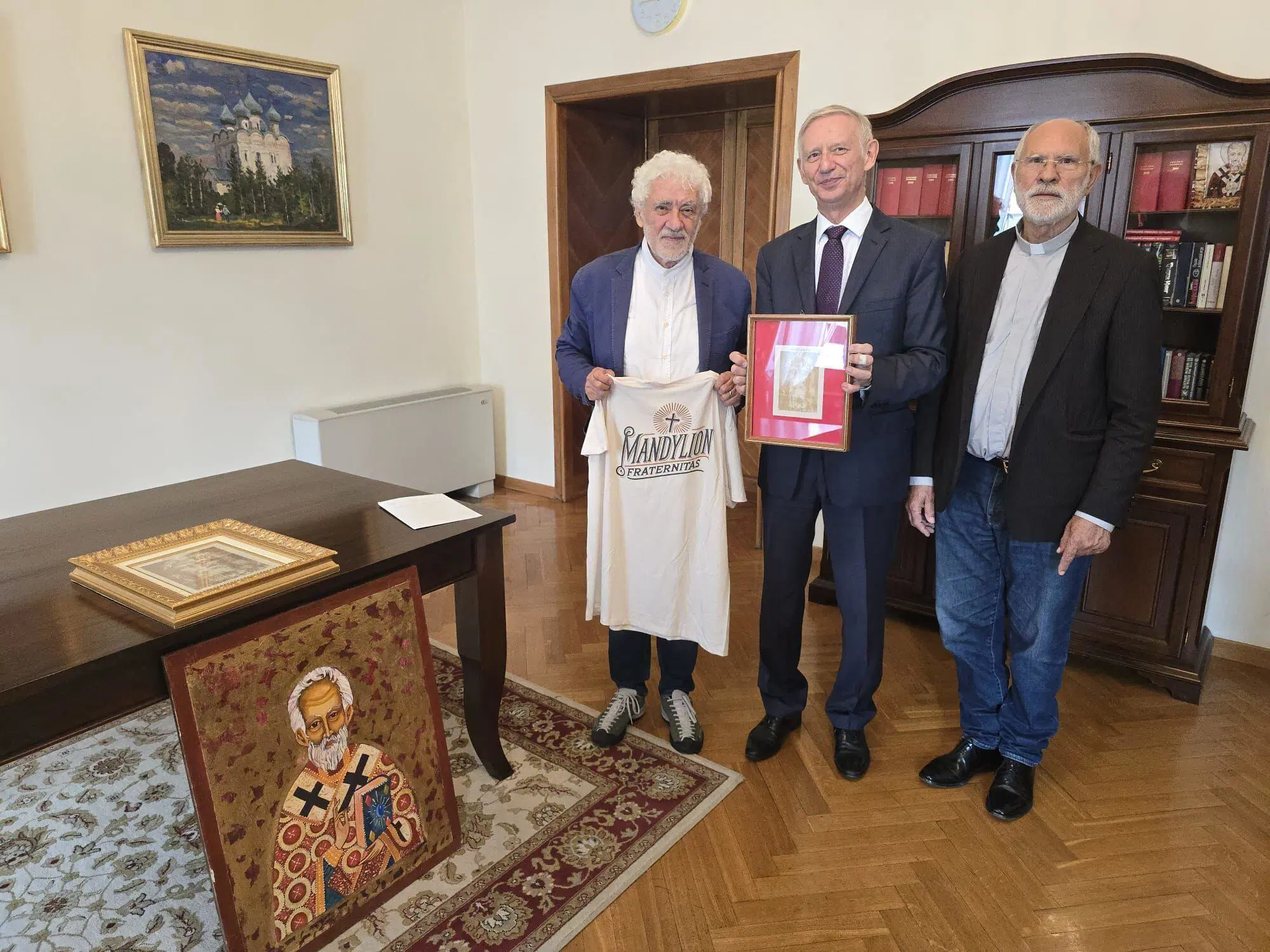 Mario Trematore, Don Sergio Mercanzin e l'ambasciatore russo Ivan Soltanovsky con i regali per Putin per chiedere una pace